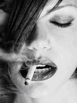 Sievietes un cigaretes..